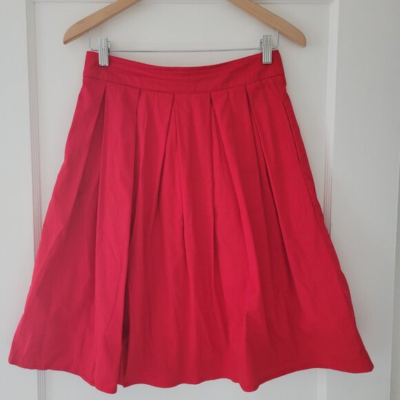 Fun red skirt with POCKETS! Size Small - Picture 1 of 2